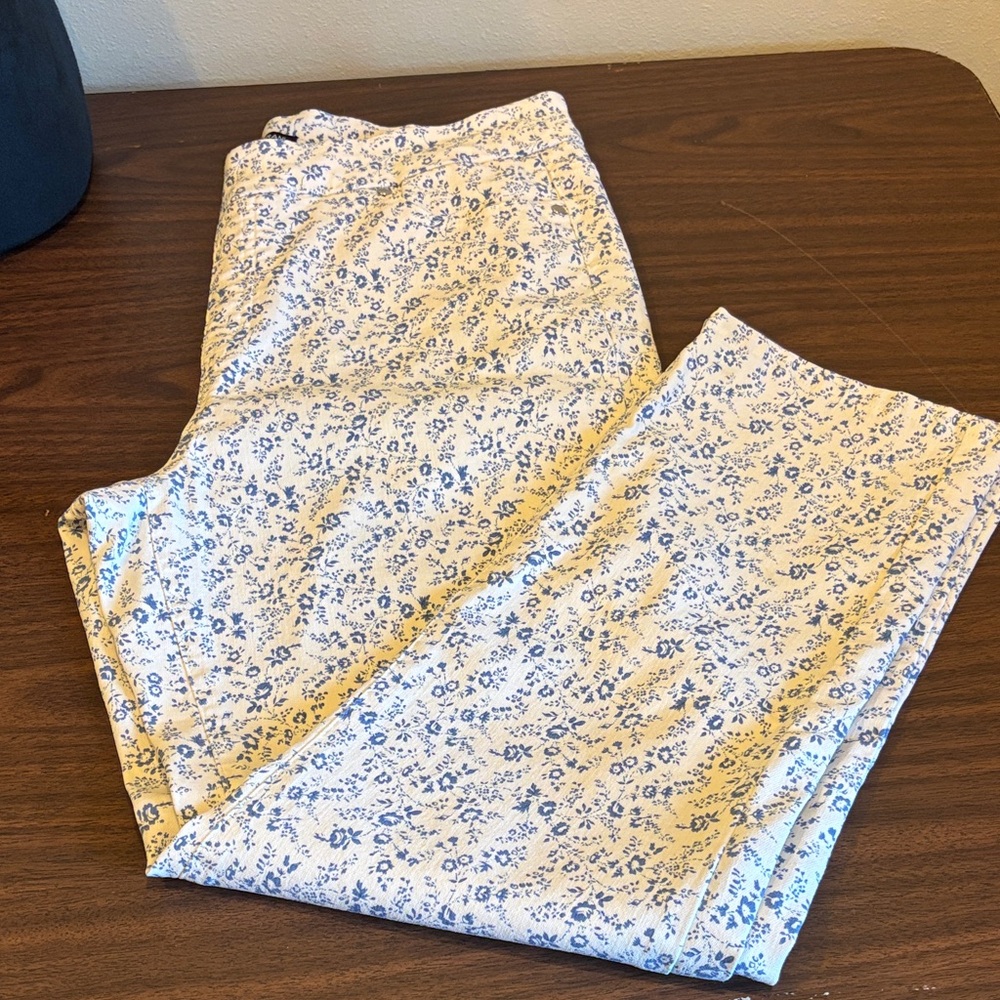 Mario Serrani Blue Floral Cropped Pants